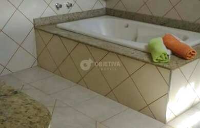 Imagem: A casa possui 3 Dormitórios, 4 Banheiros, 3 Vagas na garagem