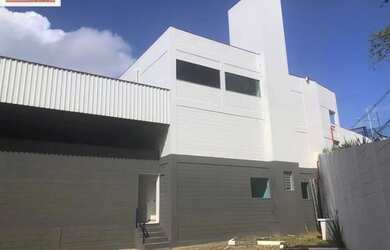 Imagem: O depósito possui 2400m² de Área e está localizado em Centro