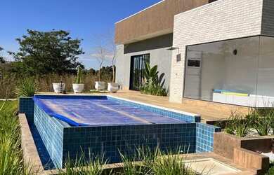 Imagem: A casa em condomínio possui 5 Dormitórios e está localizado