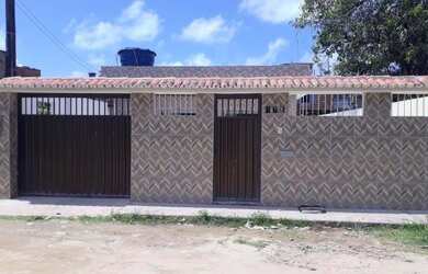 Imagem: A casa possui 4 Dormitórios, 2 Banheiros, 5 Vagas na garagem