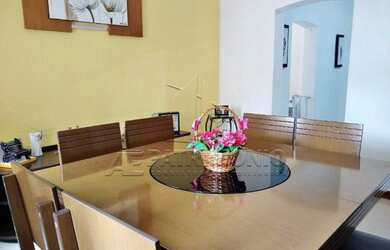 Imagem: A casa possui 2 Dormitórios, 2 Banheiros, 4 Vagas na garagem