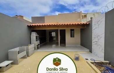 Imagem: A casa possui 3 Dormitórios, 2 Banheiros, 2 Vagas na garagem