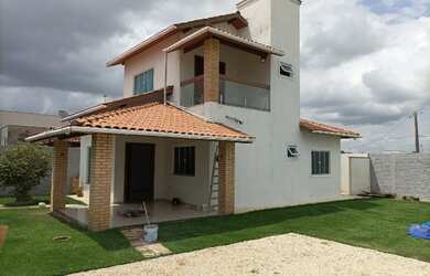 Imagem: A casa possui 3 Dormitórios, 2 Banheiros, 2 Vagas na garagem