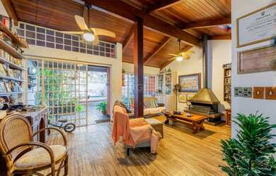 Imagem: A casa possui 3 Dormitórios, 2 Banheiros, 2 Vagas na garagem