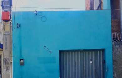 Imagem: A casa possui 3 Dormitórios, 2 Banheiros, 1 Vaga na garagem