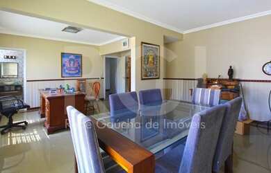 Imagem: A casa possui 3 Dormitórios, 3 Banheiros, 4 Vagas na garagem