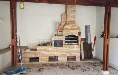 Imagem: A casa possui 3 Dormitórios, 2 Banheiros, 2 Vagas na garagem