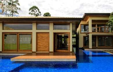 Imagem: A casa possui 5 Dormitórios, 5 Banheiros, 5 Vagas na garagem