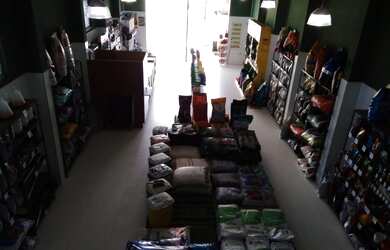 Imagem: O depósito possui 4 Vagas na garagem, 250m² de Área e está