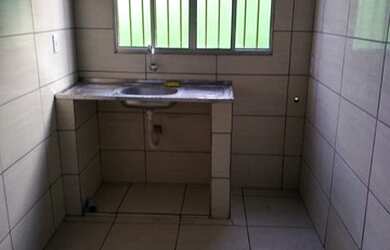 Imagem: A casa possui 2 Dormitórios, 1 Banheiro, 2 Vagas na garagem