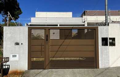 Imagem: A casa possui 2 Dormitórios, 2 Banheiros, 2 Vagas na garagem