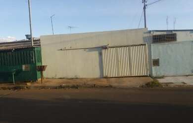 Imagem: A casa possui 3 Dormitórios, 2 Banheiros, 2 Vagas na garagem