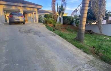 Imagem: A casa possui 3 Dormitórios, 3 Banheiros, 4 Vagas na garagem