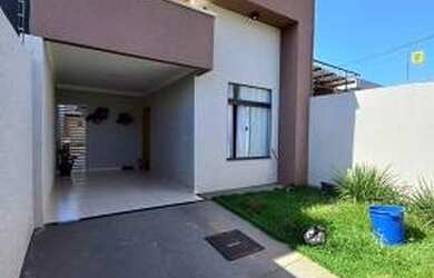 Imagem: A casa possui 2 Dormitórios, 2 Banheiros, 2 Vagas na garagem