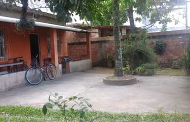 Imagem: A casa possui 3 Dormitórios, 1 Banheiro, Varanda e está localizado