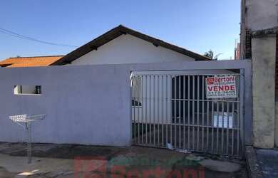 Imagem: A casa possui 3 Dormitórios, 1 Banheiro, 1 Vaga na garagem
