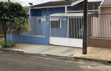 Imagem: A casa possui 2 Dormitórios, 1 Banheiro, 2 Vagas na garagem