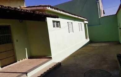 Imagem: A casa possui 3 Dormitórios, 1 Banheiro, 2 Vagas na garagem