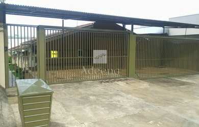 Imagem: A casa possui 3 Dormitórios, 1 Banheiro, 1 Vaga na garagem