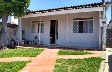 Imagem: A casa possui 3 Dormitórios, 2 Banheiros, 2 Vagas na garagem