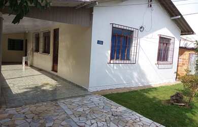 Imagem: A casa possui 3 Dormitórios, 1 Banheiro, 2 Vagas na garagem