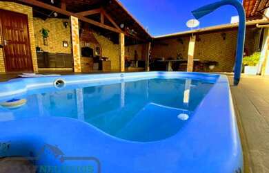 Imagem: A casa possui 3 Dormitórios, 2 Banheiros, 2 Vagas na garagem