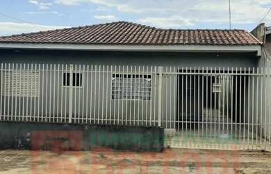 Imagem: A casa possui 3 Dormitórios, 1 Banheiro, 2 Vagas na garagem