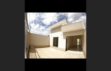 Imagem: A casa possui 2 Dormitórios, 2 Banheiros, 3 Vagas na garagem