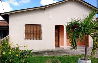 Imagem: A casa possui 3 Dormitórios, 2 Banheiros, 2 Vagas na garagem