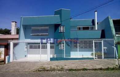 Imagem: A casa possui 3 Dormitórios, 1 Banheiro, 2 Vagas na garagem