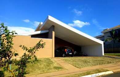 Imagem: A casa em condomínio possui 3 Dormitórios, 1 Banheiro, 4 Vagas