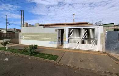 Imagem: A casa possui 2 Dormitórios, 1 Banheiro, 2 Vagas na garagem