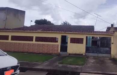 Imagem: A casa possui 3 Dormitórios, 1 Banheiro, 4 Vagas na garagem