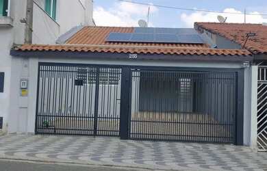 Imagem: A casa possui 2 Dormitórios, 2 Banheiros, 2 Vagas na garagem