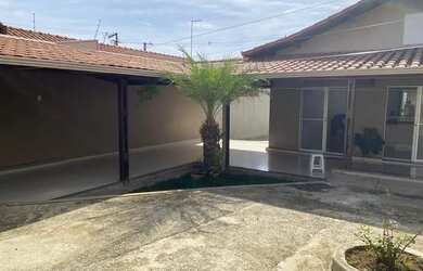 Imagem: A casa possui 2 Dormitórios, 2 Banheiros, 4 Vagas na garagem