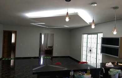 Imagem: A casa possui 3 Dormitórios, 2 Banheiros, 3 Vagas na garagem