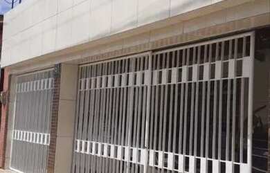 Imagem: A casa possui 3 Dormitórios, 4 Banheiros, 1 Vaga na garagem