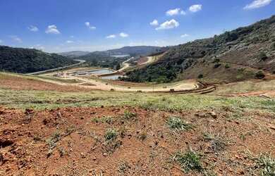 Imagem: O terreno possui 300m² de Área e está localizado em Vina