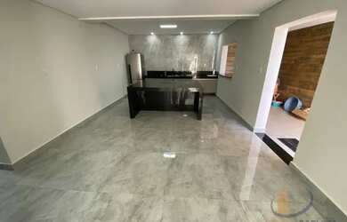 Imagem: A casa possui 3 Dormitórios, 1 Banheiro, 2 Vagas na garagem