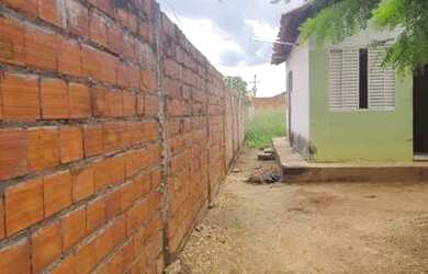 Imagem: A casa possui 2 Dormitórios, 1 Banheiro e está localizado