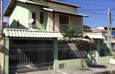 Imagem: A casa possui 2 Dormitórios, 2 Banheiros, 2 Vagas na garagem