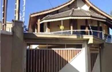 Imagem: A casa possui 4 Dormitórios, 3 Banheiros, 2 Vagas na garagem