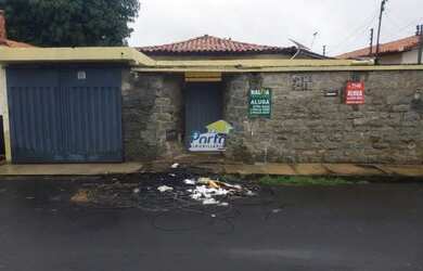 Imagem: A casa possui 4 Dormitórios, 1 Banheiro, 1 Vaga na garagem