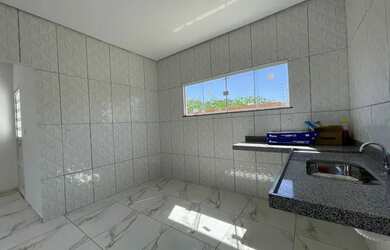 Imagem: A casa possui 3 Dormitórios, 2 Banheiros, 4 Vagas na garagem