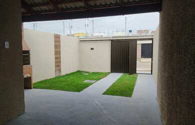 Imagem: A casa possui 3 Dormitórios, 2 Banheiros, 2 Vagas na garagem