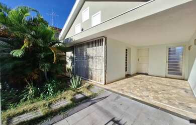 Imagem: A casa possui 3 Dormitórios, 2 Banheiros e 210m² de Área