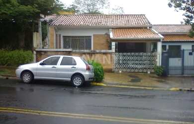 Imagem: A casa possui 3 Dormitórios, 2 Banheiros, 4 Vagas na garagem