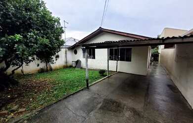 Imagem: A casa possui 3 Dormitórios, 1 Banheiro, 1 Vaga na garagem