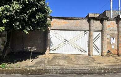 Imagem: A casa possui 2 Dormitórios, 2 Banheiros, 2 Vagas na garagem