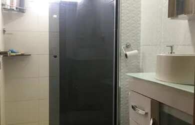 Imagem: O apartamento possui 2 Dormitórios, 1 Banheiro, 1 Vaga na garagem